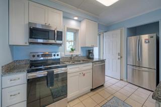 Beachfront Condo w Ocean View 2 Pools Boardwalk to the Beach Island Getaway - 4