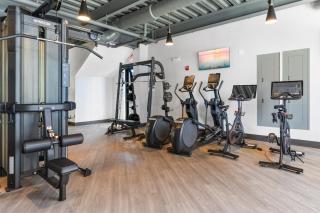 5 mins to Old Town! Sleeps 4! With Rooftop Views! - Philadelphia - 8