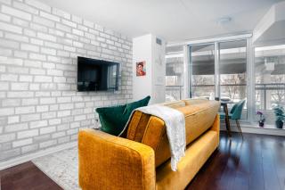 Downtown Cozy 1BR Condo- Steps from Lake & King street - 5