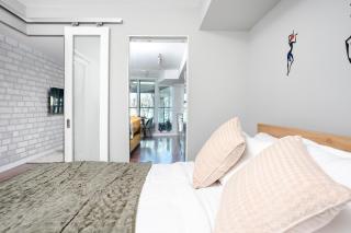 Downtown Cozy 1BR Condo- Steps from Lake & King street - 7