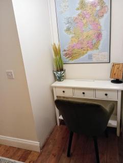 Comfy Bedroom and Private Bathroom on the Top Floor of a Home Stay -10 mins walk to the center - Free Parking - Convenient to Apple Campus - 2