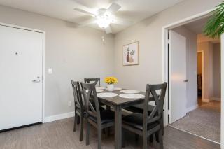 Stylish 2-Bedroom Apartment with Rooftop Pool and Hollywood Views - Los Angeles - 1