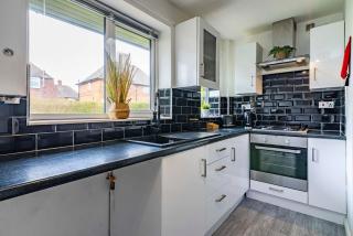 Entire Stylish Family Home with Free Parking - Nottingham - 3