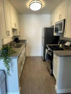 2-Bedroom Hollywood Apartment - 9