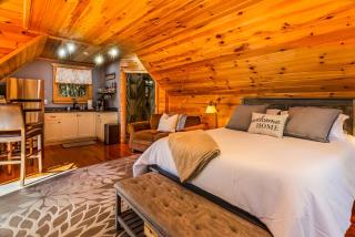 Couples Carriage House Retreat-Wineries & Hiking - 3