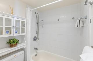 Experience Luxury at Waikiki Banyan-FREE Parking (11408) - Honolulu - 3