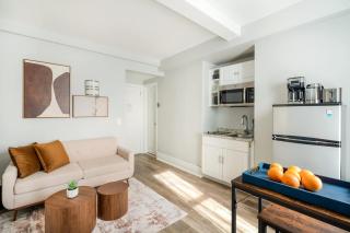 73-608 New 1BR 1Bth UWS Doorman Gym - New York - 2