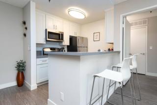 Snazzy 2Bd Apartment Rooftop Pool & Iconic Hollywood Sign Views - 9
