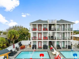 Pets OK,Htd Pool,Games,Bar,Grill,Golf,Nr Bch,Slp11 - 2