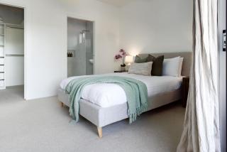 Modern Getaway with Balcony & Secure Parking - Kings Park - 6