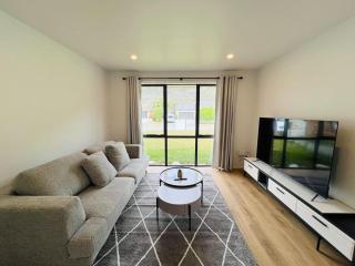 Cosy 4 Bedroom Home - - 4