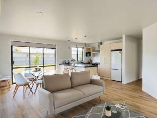 Cosy 4 Bedroom Home - - 3