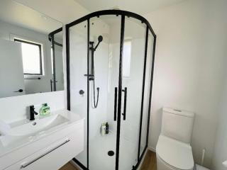 Cosy 4 Bedroom Home - - 2