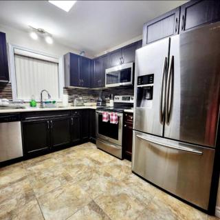 Emerald Staycation Suite with Free Street Parking , Shared Kitchen and Washroom - London - 9