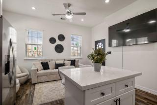 Modern and Serene Oasis Mins from Downtown Houston - 5