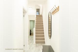 City Centre Large House Free Parking & Fast Wi-Fi - 2