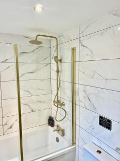 Free Parking ,Modern 4 bedrooms 10min from Birmingham city centre ideal for contractors ,Groups and Families - Birmingham - 1