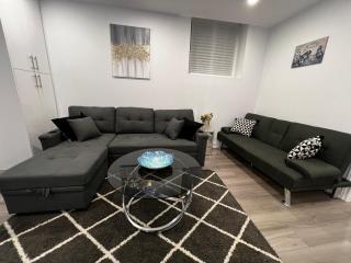 Cozy 2 Bedrooms Modern Basement Suite with Private entrance, Kitchen and parking - Mississauga - 8