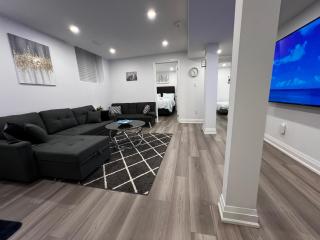 Cozy 2 Bedrooms Modern Basement Suite with Private entrance, Kitchen and parking - Mississauga - 0