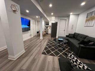 Cozy 2 Bedrooms Modern Basement Suite with Private entrance, Kitchen and parking - Mississauga - 7