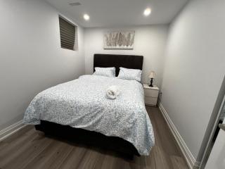 Cozy 2 Bedrooms Modern Basement Suite with Private entrance, Kitchen and parking - Mississauga - 6