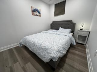 Cozy 2 Bedrooms Modern Basement Suite with Private entrance, Kitchen and parking - Mississauga - 5