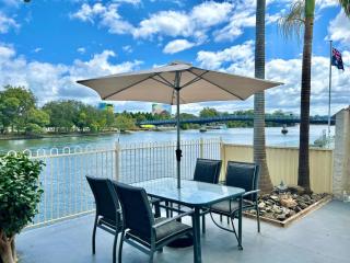 Charming Chevron Island Haven- Dog-Friendly Retreat Right on Main River - Gold Coast - 9