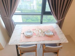 F1-31-08 Abstract StudioTamarind Wifi NETFLIX Parking - 4