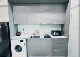 F1-31-08 Abstract StudioTamarind Wifi NETFLIX Parking - 2