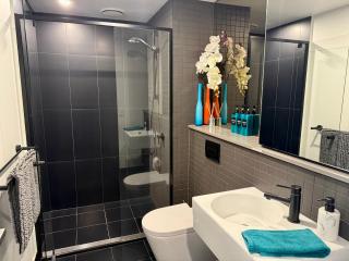 Midnight Luxe 1BR 1Bath Apartment 104 in the heart of Braddon Pool Sauna Secure Parking Wine WiFi - 8