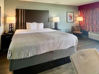 Quality Inn & Suites Gulf Breeze Bayside near Pensacola Beach - 1