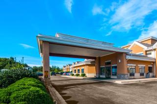 Comfort Inn & Suites - North East - 8