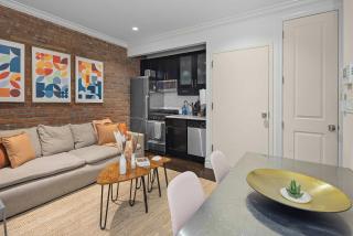 Explore NYC Cozy 2BR in Prime Location - New York - 3