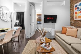 Explore NYC Cozy 2BR in Prime Location - New York - 2