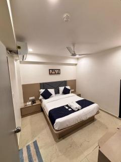 Hotel Royal Square - Ahmedabad - 2