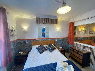 "The Nautical" Dog Friendly Seafront Apartment - 8