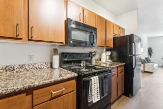 CozySuites Glendale - Westgate with pool 12 - Glendale - 2