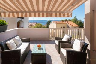 Balcony apartment with a sea view in town center - 9