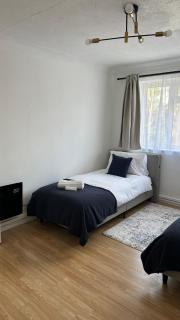 The Snug Nest - Modern 2 Bedroom Apartment - Belvedere - 3