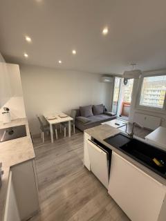 Modern apartment near City Center with easy transport access - Bratislava - 8