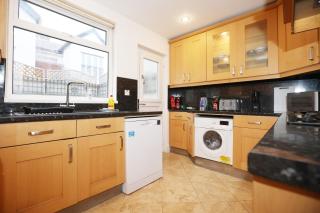 Hollybush Place By N And N Stays Ltd, Perfect for Contractors and Workers, Large Private Driveway for Work vans And Vehicles, Great Location and Fast Wifi - 2