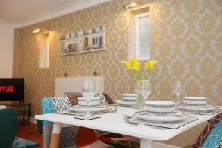 Hollybush House By N And N Stays Ltd, Great location, perfect for relocations, contractors, workers - Cardiff - 0