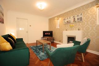 Hollybush House By N And N Stays Ltd, Perfect for Contractors and Workers, Large Private Driveway, Great Location and Fast Wifi - Cardiff - 0