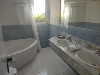 Habitación triple con bañera y terraza HOTEL SUITE MIOÑO - 9