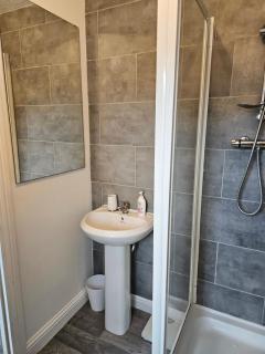 Binley Home with Parking - Ideal for Contractors, Families and Groups, location next to Shopping Park - 6