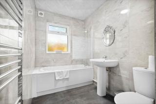 Stylish 3 Bedroom House - Garden - Pool Table - Parking 165M - 2