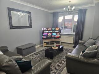 Binley Home with Parking - Ideal for Contractors, Families and Groups, location next to Shopping Park - 8