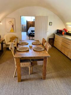 Mas des Pelissiers Gîte, suite, table - Sabran - 9