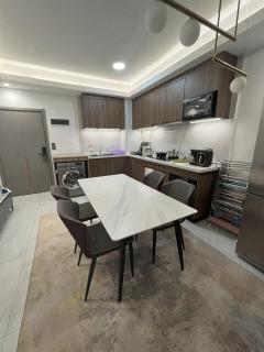 Affordable Luxury Rooms with Pool, Gym and Office Space - 8