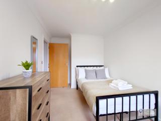 Fully Serviced Two Bed Apartment in Poplar - London - 5